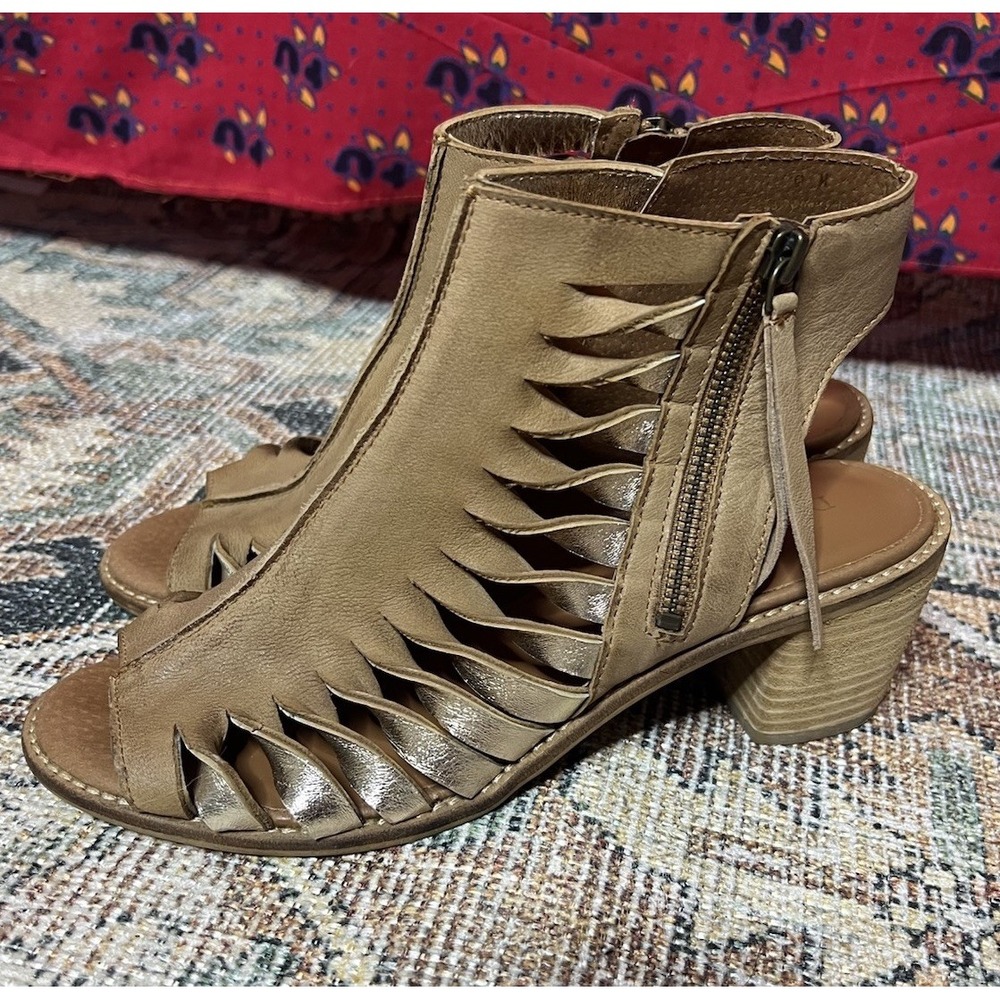 Diba True Cherry Tart Tan/Gold Leather Heel Women's 9M Great PreOwned Condition
